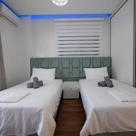 Starview Rooftop Sarand Apartment *
